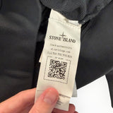 Étiquette d'authenticité avec QR code Certilogo à l'intérieur d'un sweat-shirt noir Secondstore Stone Island