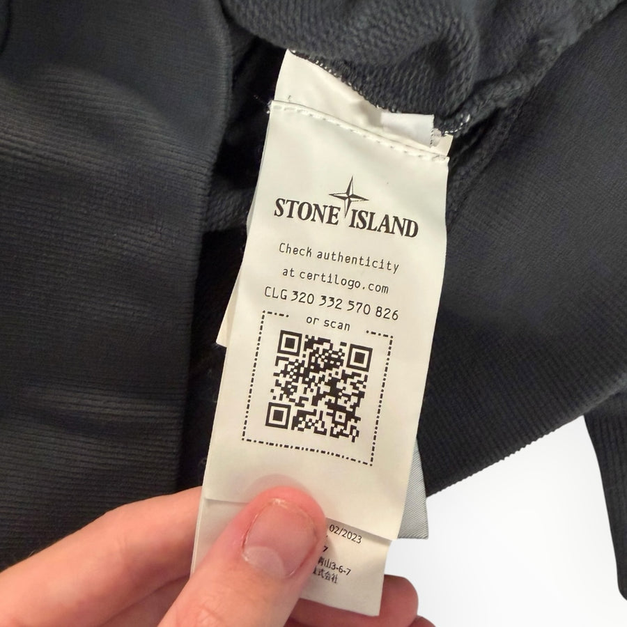 Étiquette d'authenticité avec QR code Certilogo à l'intérieur d'un sweat-shirt noir Secondstore Stone Island