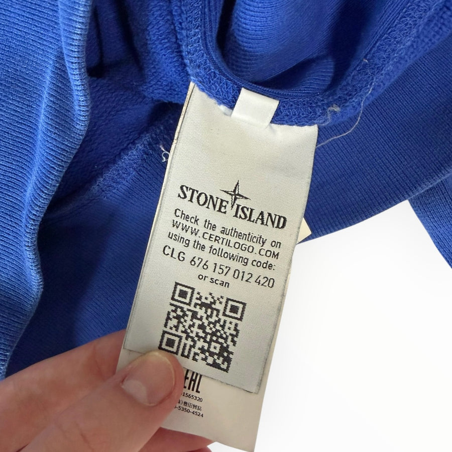 Étiquette d'authenticité Certilogo sur un sweat-shirt bleu Secondstore Stone Island