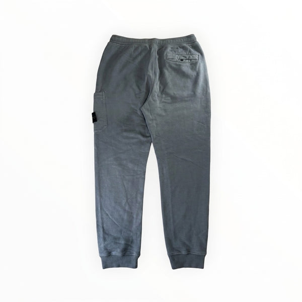 Pantalon de jogging Secondstore Stone Island gris bleuté en coton avec poche cargo et badge boussole, vue arrière.