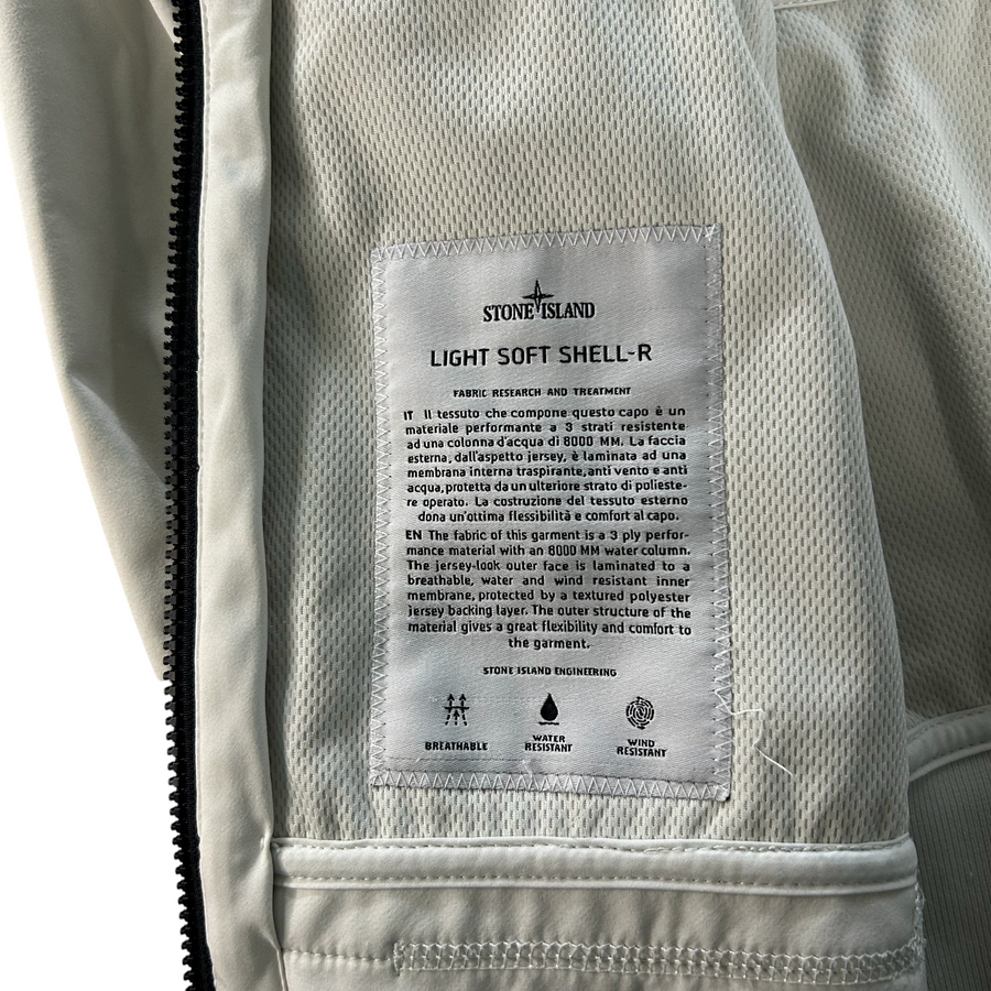 Étiquette intérieure Secondstore d'une veste Stone Island Light Soft Shell-R avec détails techniques sur le tissu
