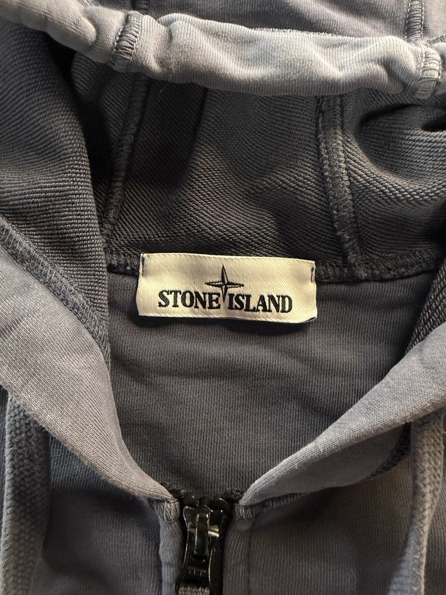 Gros plan sur l'étiquette de marque Stone Island à l'intérieur d'un sweat à capuche zippé gris Secondstore