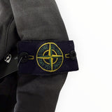 Badge boussole emblématique sur la manche d'un sweat-shirt gris anthracite Secondstore Stone Island en coton