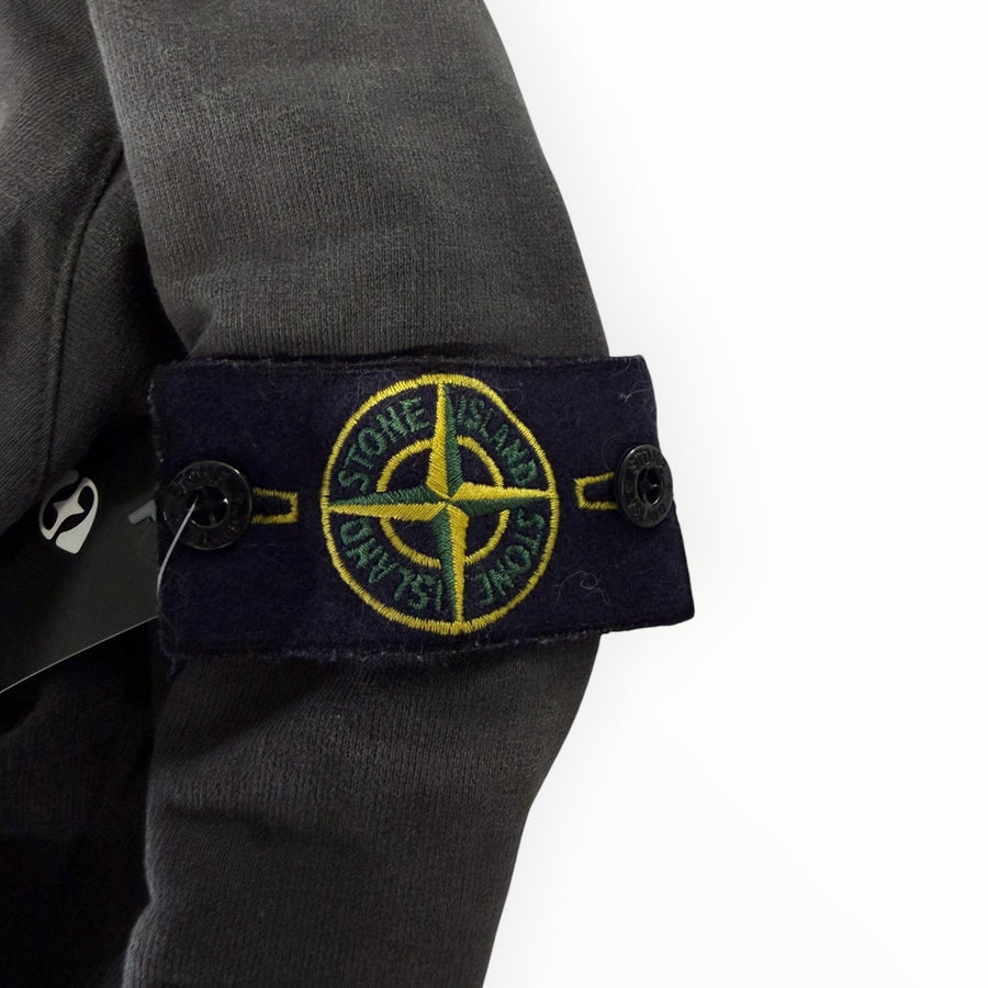 Badge boussole emblématique sur la manche d'un sweat-shirt gris anthracite Secondstore Stone Island en coton