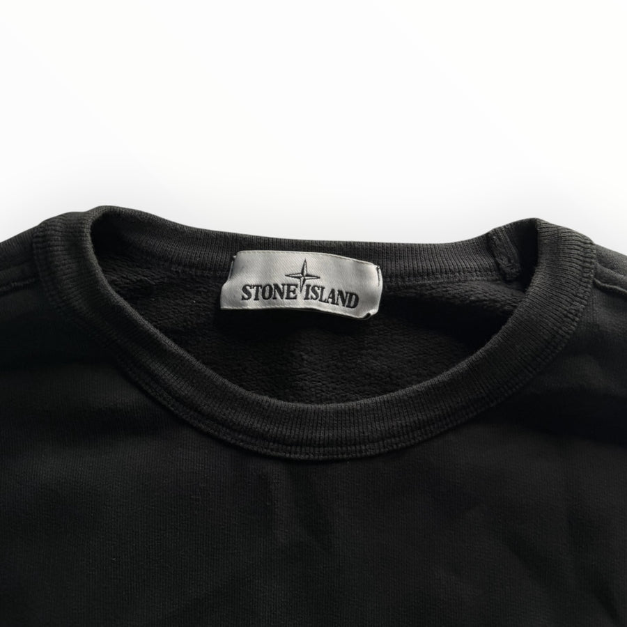 Gros plan sur le col rond et l'étiquette de marque Secondstore Stone Island en coton gris anthracite