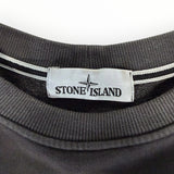 Gros plan sur l'étiquette de col d'un sweat-shirt gris anthracite Secondstore Stone Island en coton côtelé