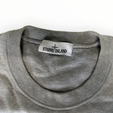 Gros plan sur le col rond en coton gris chiné d'un sweat-shirt Secondstore Stone Island avec étiquette de marque
