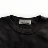 Gros plan sur le col rond d'un sweat-shirt Secondstore Stone Island en coton gris anthracite avec étiquette logo