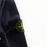 Badge boussole emblématique sur la manche d'un sweat-shirt bleu marine Secondstore Stone Island