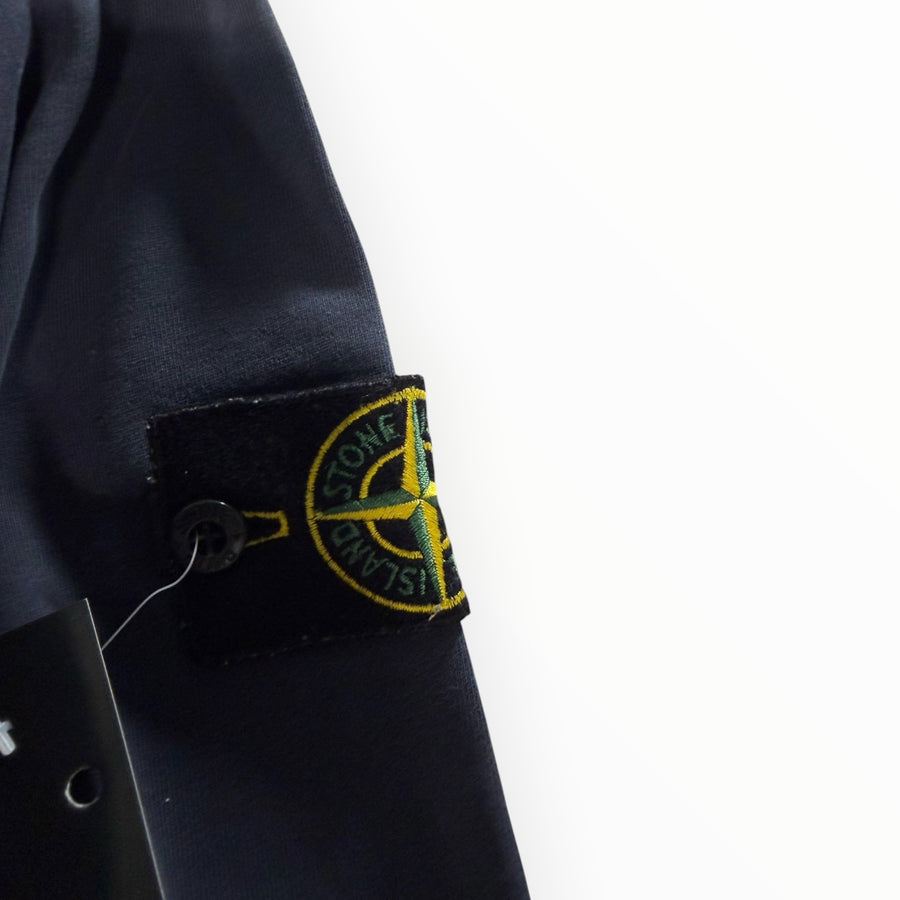 Badge boussole emblématique sur la manche d'un sweat-shirt bleu marine Secondstore Stone Island