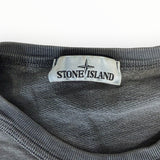Gros plan sur l'étiquette de col d'un sweat-shirt Secondstore Stone Island en coton gris à col rond côtelé