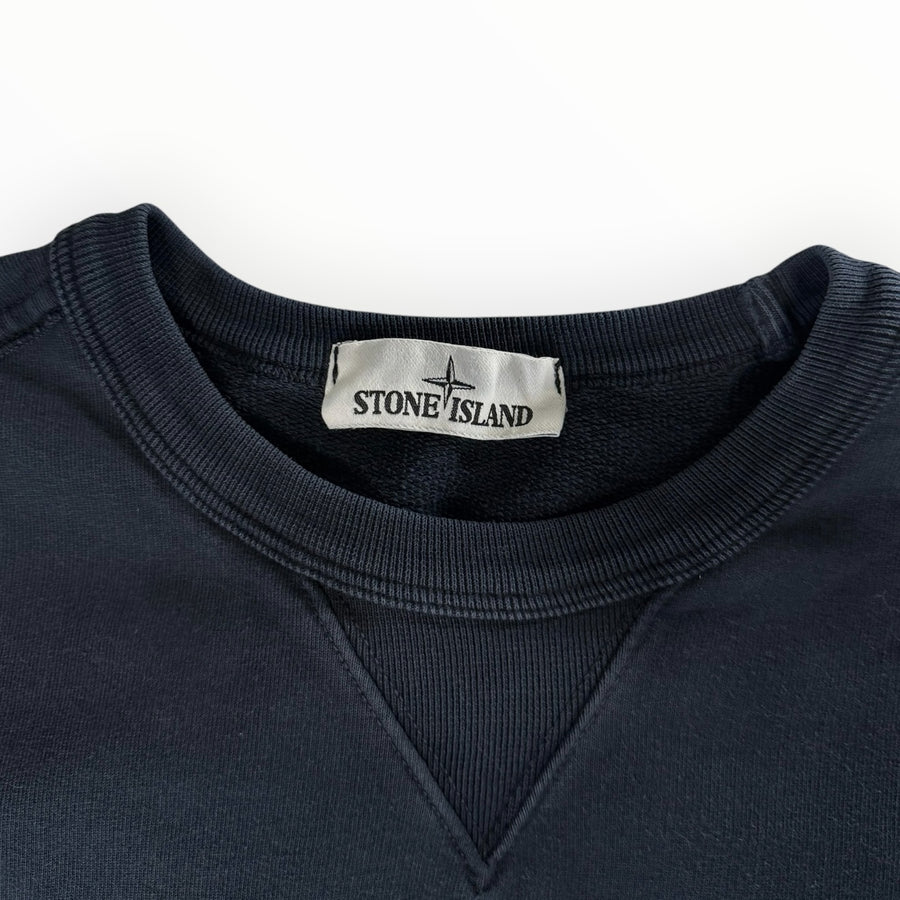Col rond bleu marine Secondstore Stone Island avec empiècement en V et étiquette de marque cousue au col