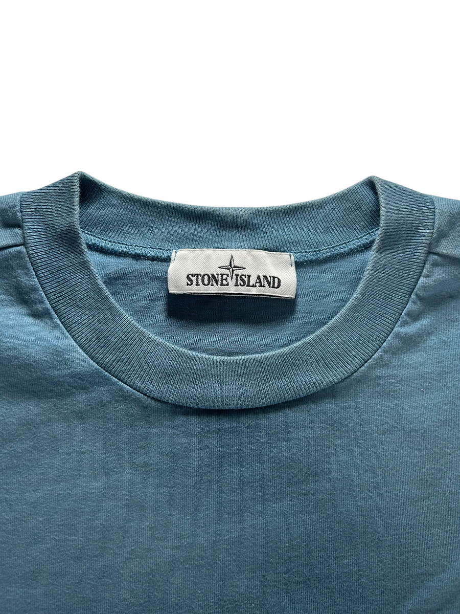 Col rond bleu délavé Secondstore Stone Island avec étiquette de marque cousue au niveau du col