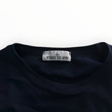 Détail du col rond et étiquette de marque Stone Island sur un sweat-shirt bleu marine Secondstore