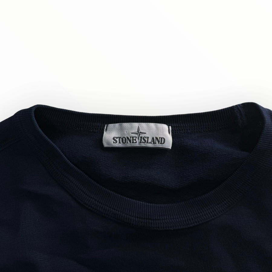 Détail du col rond et étiquette de marque Stone Island sur un sweat-shirt bleu marine Secondstore