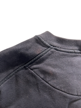 Gros plan sur l'épaule et le col côtelé d'un sweat-shirt Secondstore Stone Island en coton gris anthracite.
