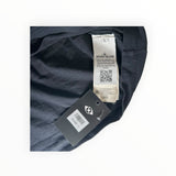 Etiquette intérieure et étiquette de prix Secondstore sur un t-shirt noir en coton Stone Island avec code QR