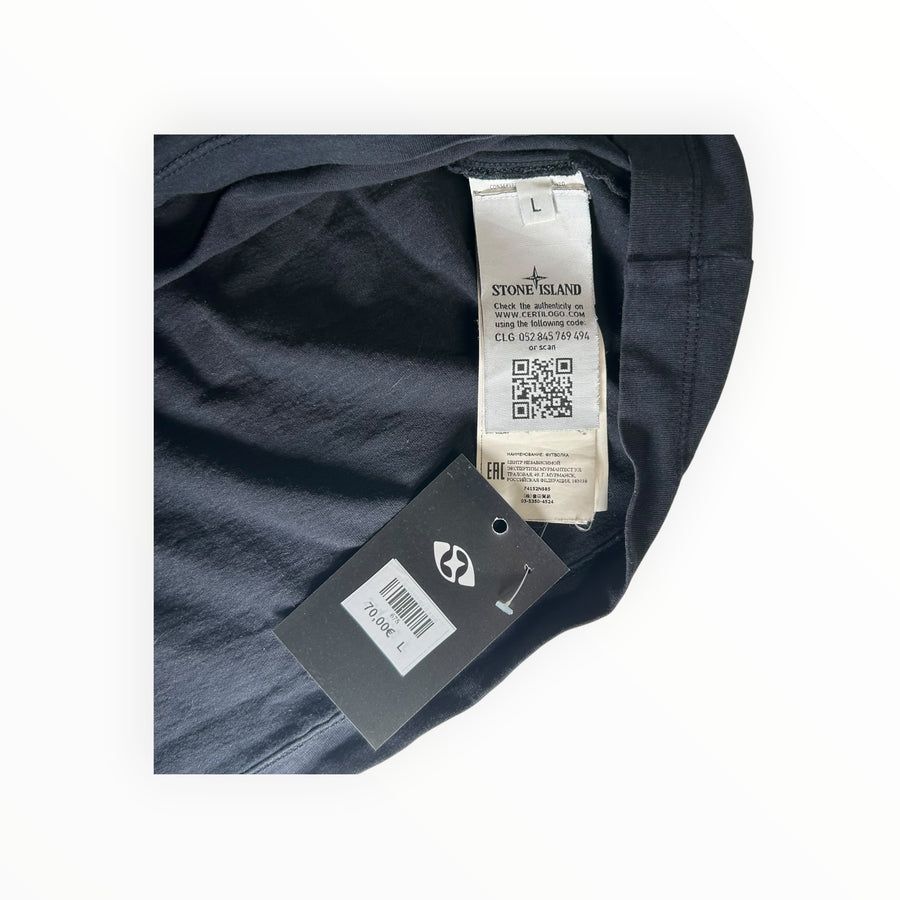Etiquette intérieure et étiquette de prix Secondstore sur un t-shirt noir en coton Stone Island avec code QR
