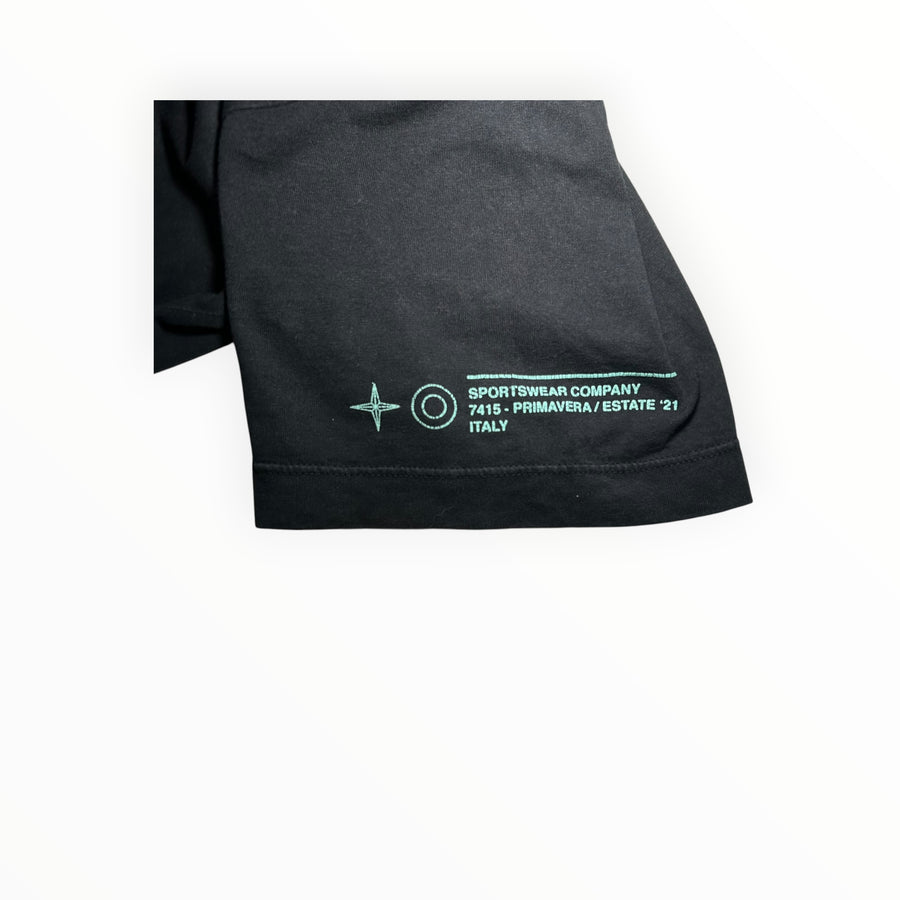 Détail de la manche d'un t-shirt Secondstore Stone Island en coton noir avec imprimé graphique vert menthe