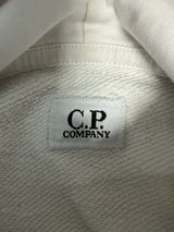 Étiquette de marque C.P. Company cousue à l'intérieur d'un sweat à capuche blanc cassé chez Secondstore