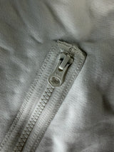 Gros plan sur la fermeture éclair YKK blanche d'un sweat à capuche Secondstore en coton blanc cassé