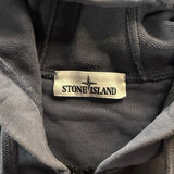 Étiquette de marque Secondstore sur un sweat à capuche zippé gris en coton Stone Island
