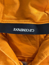 Gros plan sur l'étiquette intérieure noire Secondstore d'un sweat à capuche orange en coton C.P. Company