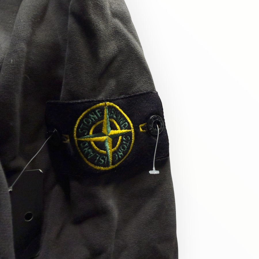 Badge boussole emblématique sur la manche d'un sweat-shirt gris anthracite Secondstore en coton