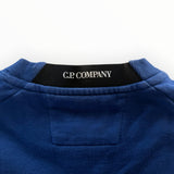 Détail du col rond bleu en coton avec logo Secondstore C.P. COMPANY imprimé sur une bande noire intérieure