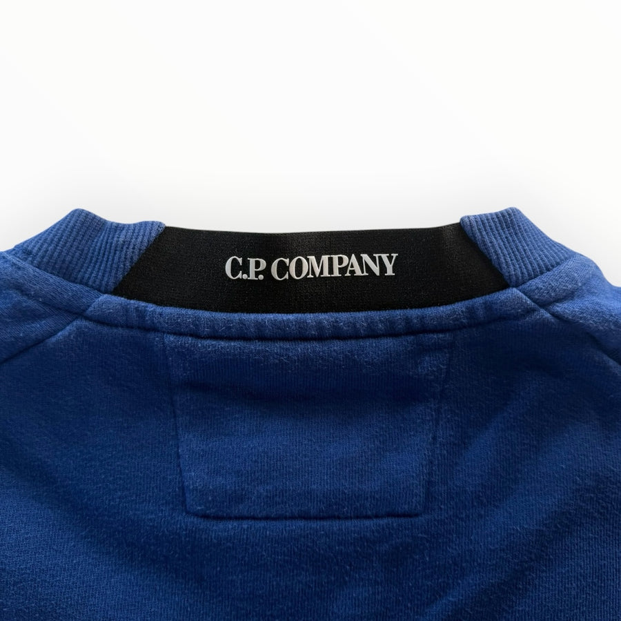 Détail du col rond bleu en coton avec logo Secondstore C.P. COMPANY imprimé sur une bande noire intérieure