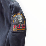 Ecusson brodé PJS sur la manche d'un sweat-shirt bleu marine Secondstore