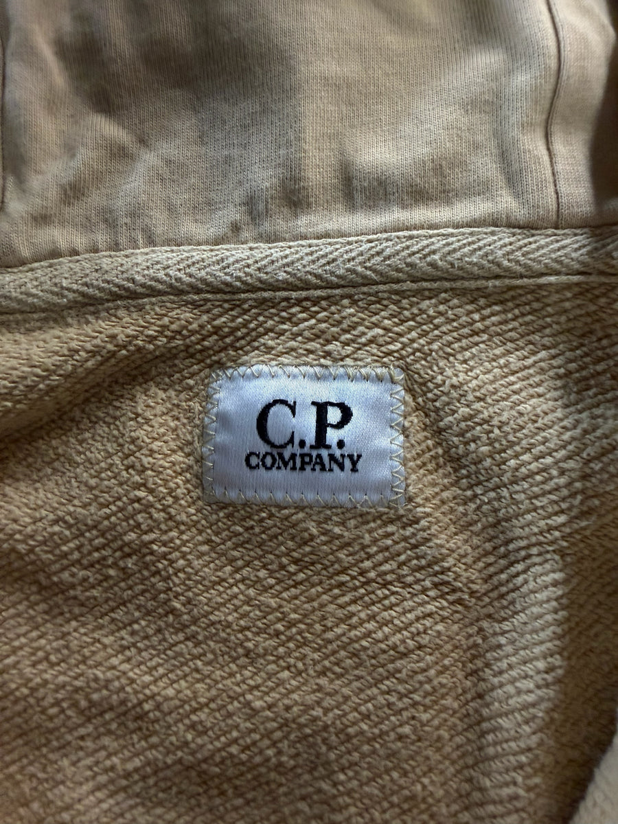 Étiquette de marque C.P. Company cousue sur un sweat-shirt en coton beige Secondstore