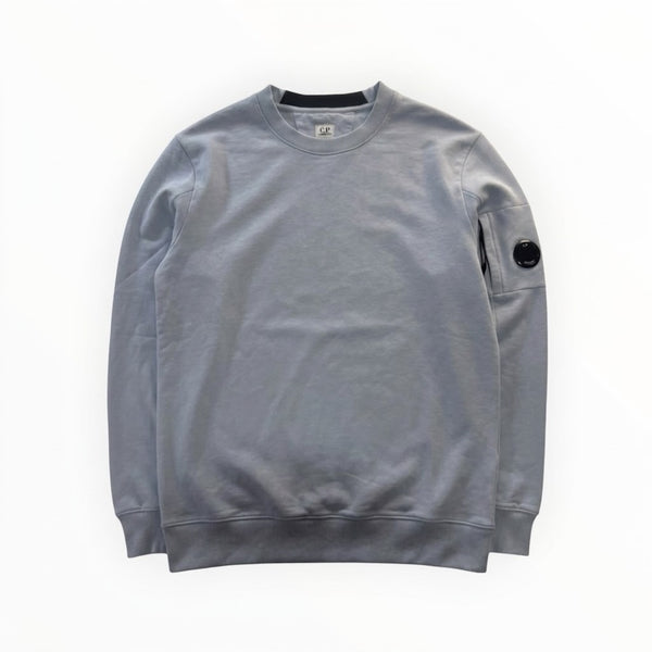 Sweat-shirt Secondstore C.P. Company bleu ciel en coton avec col rond et poche à lentille iconique sur la manche