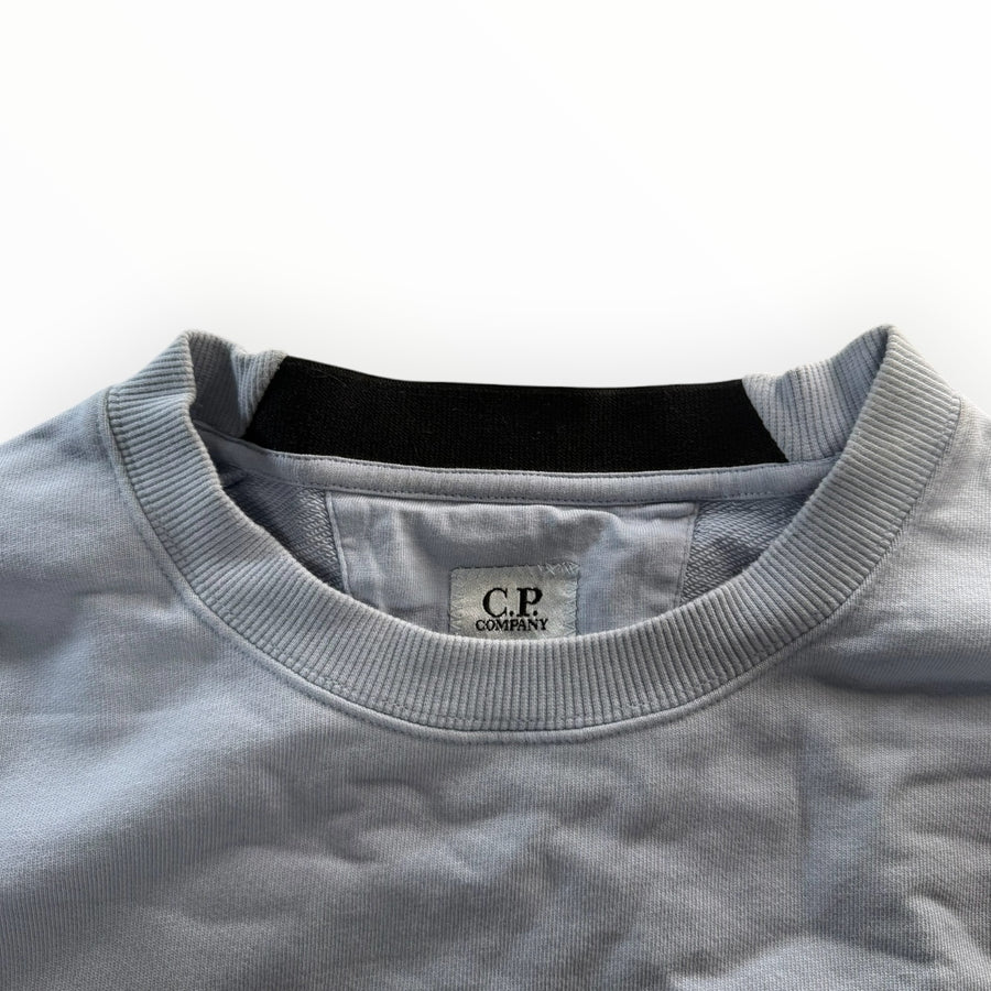 Sweat-shirt Secondstore C.P. Company bleu ciel à col rond avec bande contrastante noire à l'intérieur du col