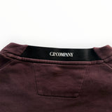 Détail du col bordeaux du sweat-shirt Secondstore C.P. Company avec logo contrastant sur l'empiècement arrière