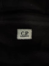 Étiquette de marque C.P. Company cousue sur un sweat-shirt noir en coton de chez Secondstore