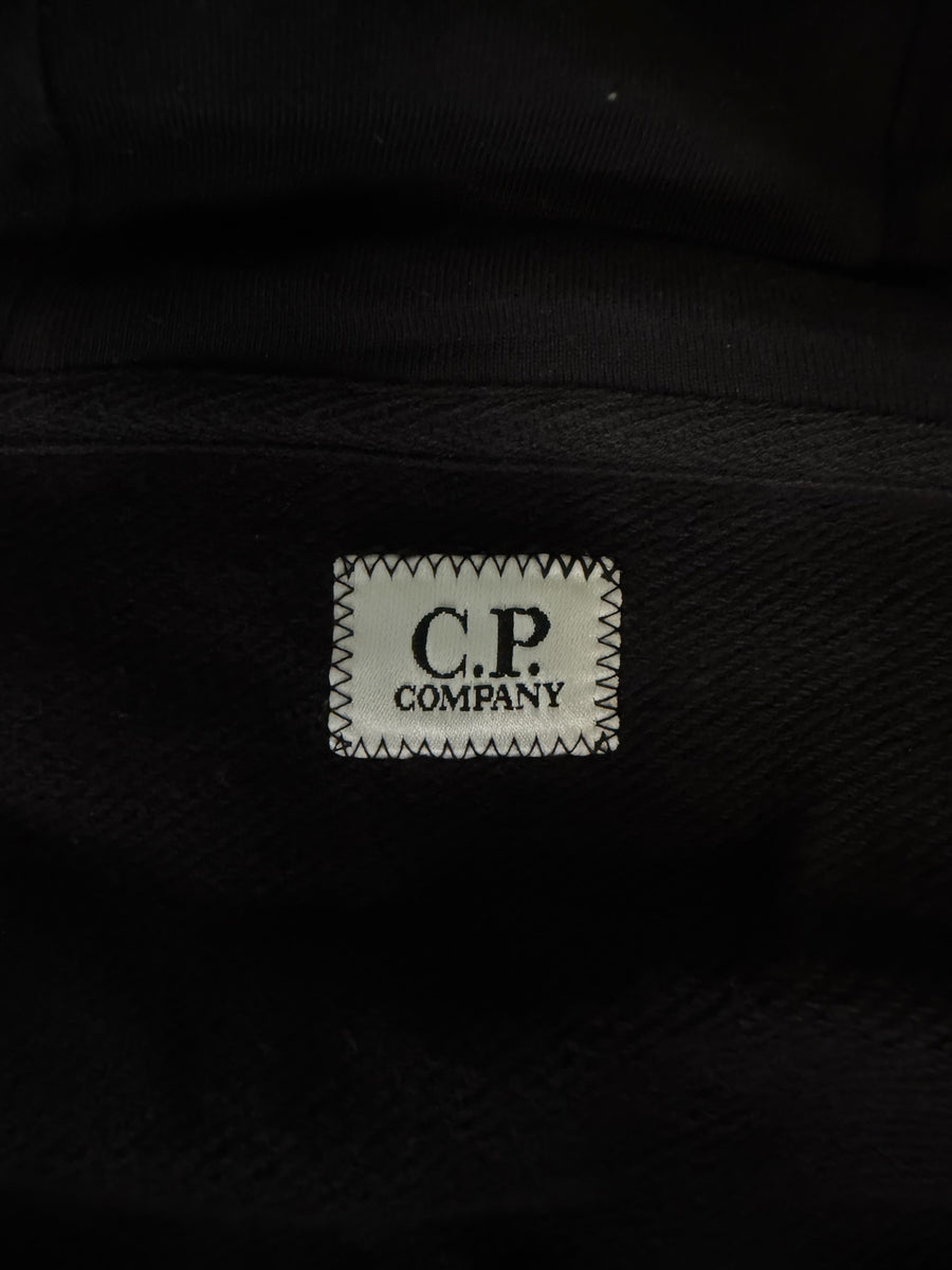 Étiquette de marque C.P. Company cousue sur un sweat-shirt noir en coton de chez Secondstore