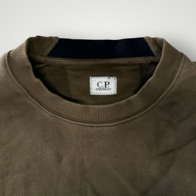 Sweat-shirt Secondstore C.P. COMPANY vert olive à col rond avec étiquette de marque visible au niveau du col