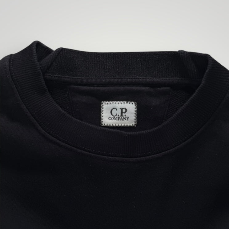 Sweat-shirt noir à col rond Secondstore avec étiquette de marque C.P. COMPANY visible à l'intérieur du col