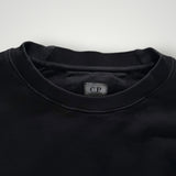 Sweat-shirt noir à col rond Secondstore C.P. COMPANY avec étiquette de marque visible au niveau de la nuque