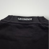 Détail du col rond noir en coton avec logo C.P. Company imprimé, proposé par Secondstore