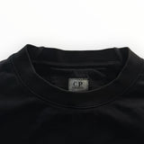 Gros plan sur le col rond noir en coton du sweat-shirt Secondstore C.P. Company avec étiquette de marque cousue