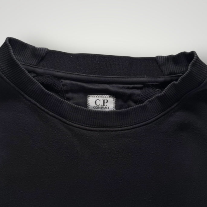 Sweat-shirt noir à col rond en coton Secondstore avec étiquette de marque C.P. Company au niveau du col