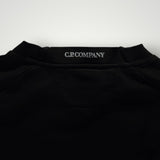 Détail du col rond noir d'un sweat-shirt Secondstore C.P. COMPANY avec logo imprimé sur la nuque