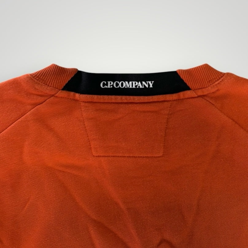 Détail du col rond orange en coton avec logo Secondstore C.P. Company contrasté à l'intérieur