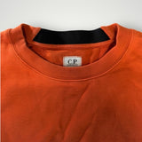 Sweat-shirt Secondstore C.P. Company orange à col rond avec étiquette de marque visible à l'intérieur du col
