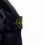 Badge signature Stone Island noir sur la manche d'un sweat-shirt en coton Secondstore