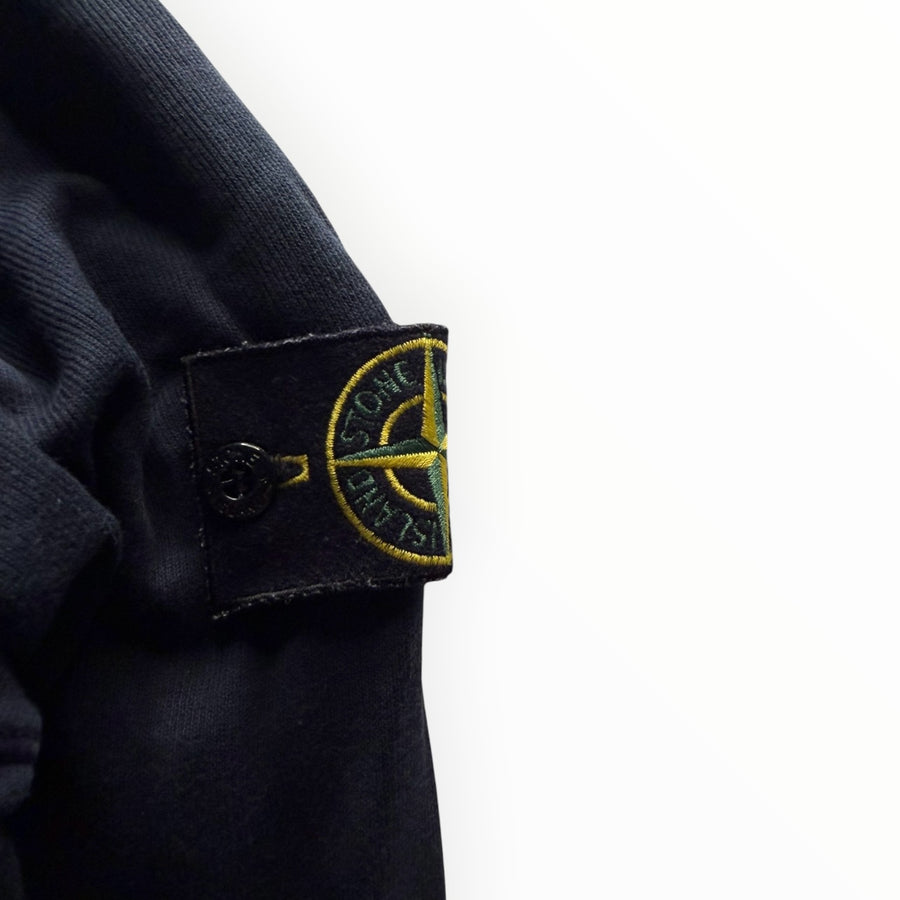 Badge signature Stone Island noir sur la manche d'un sweat-shirt en coton Secondstore