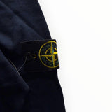 Badge boussole iconique Stone Island sur la manche d'un sweat-shirt bleu marine Secondstore en coton