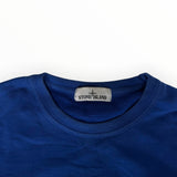 Gros plan sur le col rond et l'étiquette de marque Secondstore Stone Island d'un sweat-shirt en coton bleu électrique